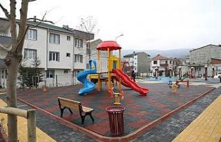 Yeniceköy Mahallesinde çocuk oyun alanı ve koruluk...