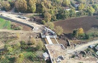 Yeniköy Mahallesi’ndeki köprünün kiriş montajları...