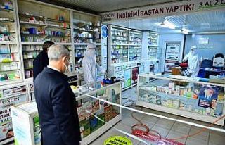 Yeşilyurt Belediyesi eczaneleri dezenfekte ediyor