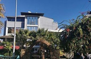 Yıkım kararı çıkan apart otel boşaltılıyor