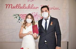 Yılın son nikahı kıyılan çiftin yeni yıl dileği...