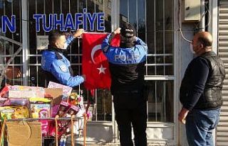 Yıpranan bayrakların yerine yenileri asıldı