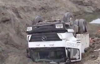 Yol çöktü, kamyon devrildi: 1 yaralı