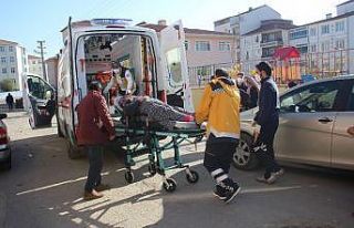 Yol kenarında yürüyen yayaya çarptı: 1 yaralı