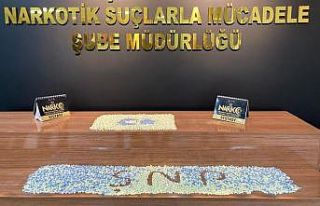 Yolcunun çantasından ve durdurulan araçtan uyuşturucu...