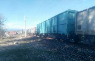Yük treni hemzemin geçitte traktöre çarptı: 1...