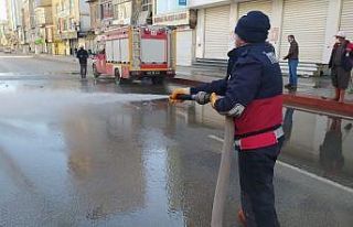 Yüksekova’da yollar tazyikli suyla yıkandı