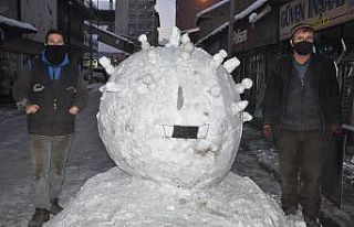 Yüksekovalı esnaf kardan korona virüs yaptılar