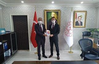 Yunak’ta hayırsever iş adamından tablet desteği