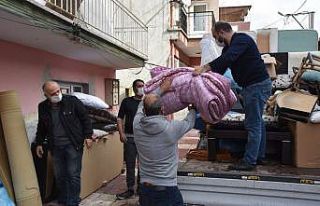 Yunusemre Belediyesi evi yanan aileye sahip çıktı
