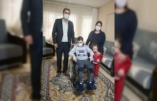Yürüme engelli Serhat tekerlekli sandalyesine kavuştu
