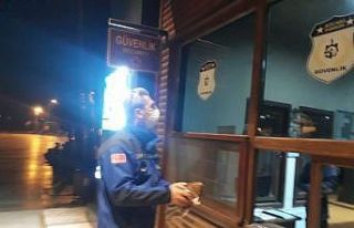 Zabıta yaralı halde bulduğu baykuşa yardım etti