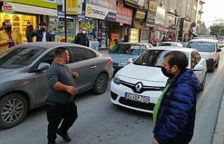 Zihinsel engelli genç durdurduğu araçların önünde...