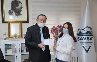 100 lira isabet eden Milli Piyango biletini sokak...