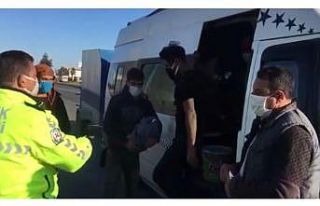 15 kişilik minibüsten 34 kişi çıktı