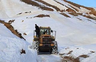 20 günlük kar esaretinin ardından köy yolu ulaşıma...