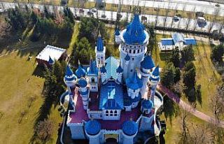 26 kuleli Masal Şatosu kalabalık günlerini mumla...