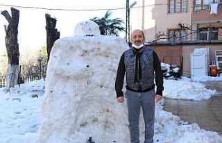2 metre boyunda yaptığı kardan adamı saldırıya...