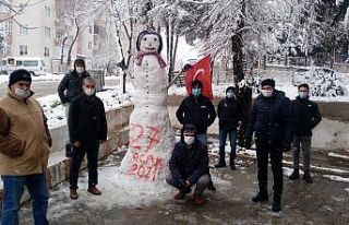3 metrelik dev kardan adam ilgi odağı oldu