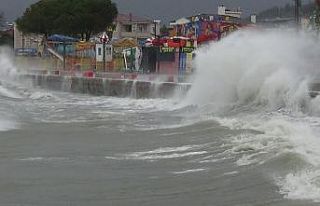 3 metreyi aşan dalgalar sahilleri dövdü