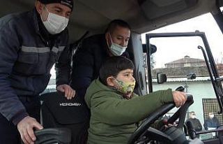 3 yaşında kepçe kullandı