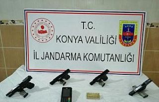 4 tabanca ve 50 mermiyle yakalandı