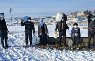 4 yıldır kilometrelerce yürüyüp kovalarla, güğümlerle...
