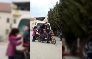 5 çocuk bir yetişkinin bindiği elektrikli bisikleti...