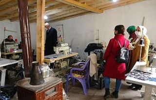 65 yaşındaki fedakar anneye hayatındaki ilk çiçek...