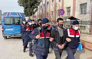 7 kişi, iki kişiyi darp edip araçlarına pompalı...