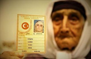 80 torunlu 102 yaşındaki Şahide nine, Covid-19’u...