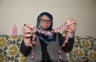 81 yaşındaki Pakize teyze, iğne oyası ile 4 çocuk...