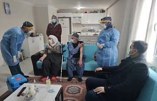 85 yaşındaki 67 yıllık çift evinde birlikte aşı...