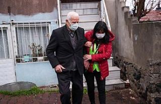 86 yaşındaki adam  korona virüs aşısı oldu