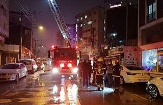 8 katlı binanın çatısında çıkan yangın paniğe...