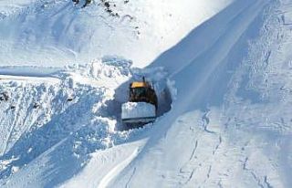 8 metrelik karda yol açma çalışması