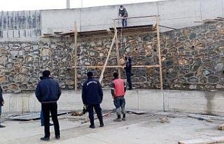 9 metre yüksekten beton zemine düşen işçi ağır...