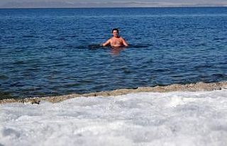 Acil tıp doktoru dondurucu havada Van Gölü’nde...