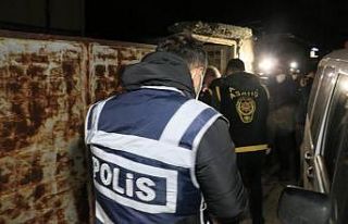 Adana’da aranan şahıslara operasyon