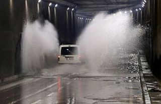 Adana’da şiddetli yağıştan yol çöktü, altgeçitleri...