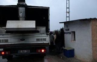 Adanalı kardeşlerden vatandaşa gezen fırın hizmeti