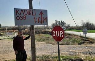 Adres soranlardan bıktı, yola yön tabelası yaptırdı