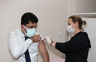 ADÜ Rektörü Covid-19 aşısı ilk dozunu oldu