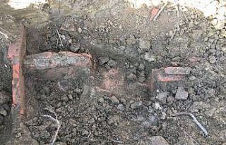 Ağaçlandırma yapılan bahçede kerpiç yapı ve...