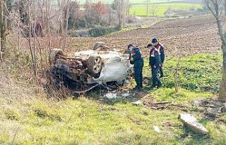 Ağaçlara çarparak taklalar atan otomobil hurdaya...