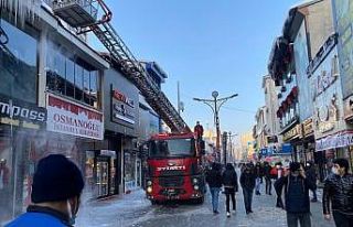 Ağrı Belediyesi buz sarkıtlarını kırdı