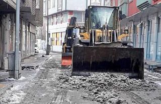 Ağrı Belediyesi kar temizleme çalışması gerçekleştirdi