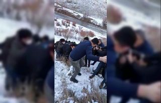 Ağrı’da şarampole yuvarlanan araçta bulunan...