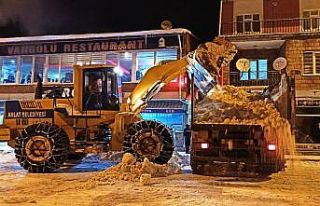 Ahlat’ta eksi 10 derecede karla mücadele çalışması