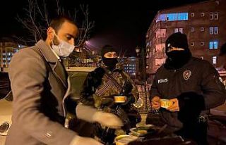 Ak gençlerden güvenlik güçlerine çorba ikramı